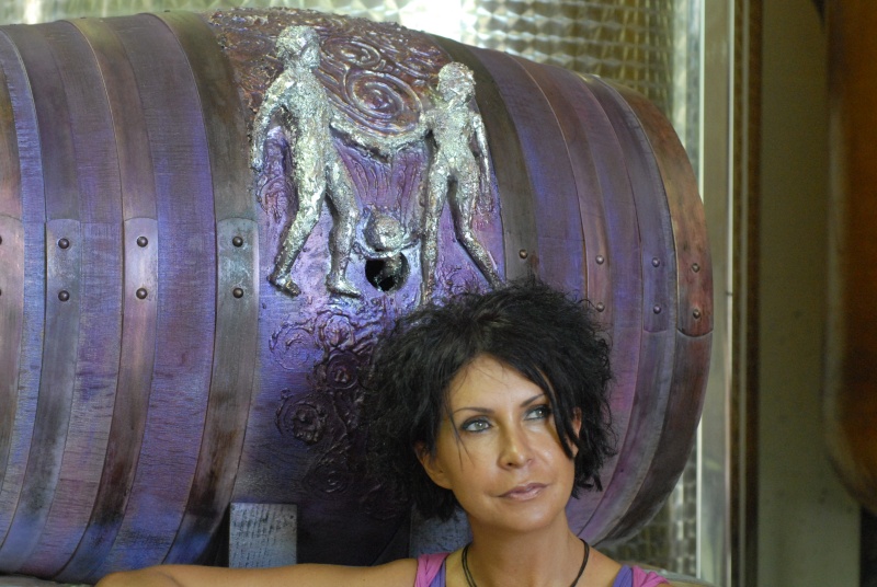 Barbara Pratesi con una sua opera