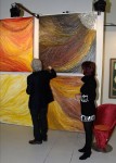 Barbara Pratesi con Vittorio Sgarbi in una galleria d'arte